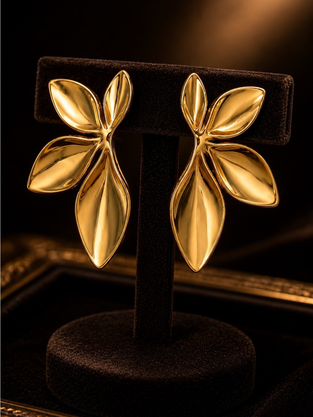 Stainless steel leaves in gold tone stud earrings - Picture 7 of 8